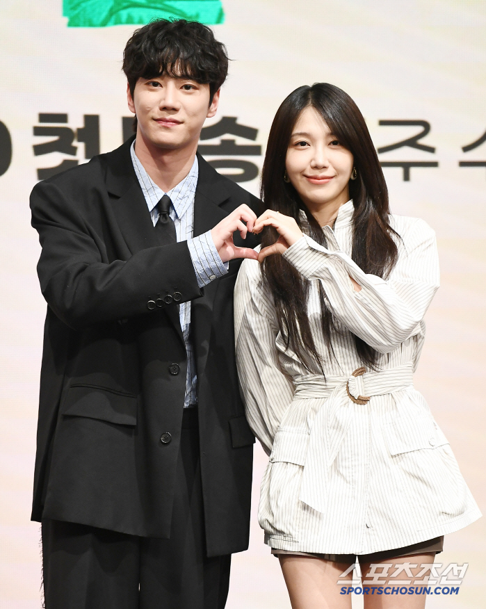 IU's ex-boyfriends Lee Joon-young and Jung Eun-ji got tangled up from their first meeting (2400 at the gym)