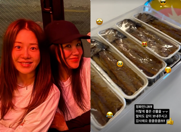 Ko Hyun-jung and Uhm Jung-hwa, friendship between the sisters in their 50s..I'm so touched to receive this precious gift. Thank you