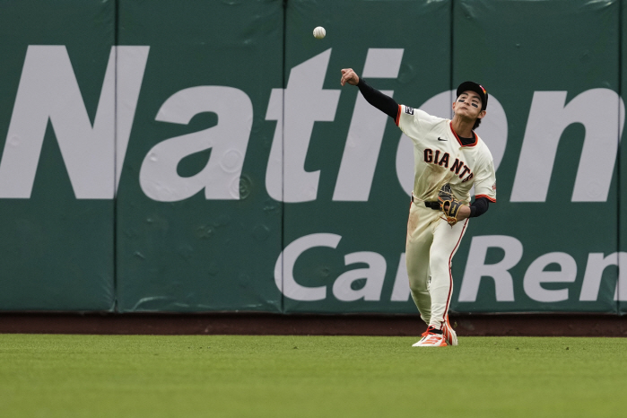 Lee Jung-hoo, a certified center fielder, finally selected an all-MLB second team with a long-distance machine