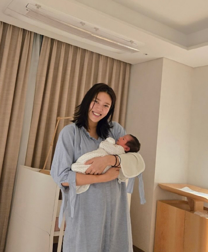 'Lee Kyu-hyuk ♥' Son Dambi is touched by her angelic sleeping daughter. So pretty