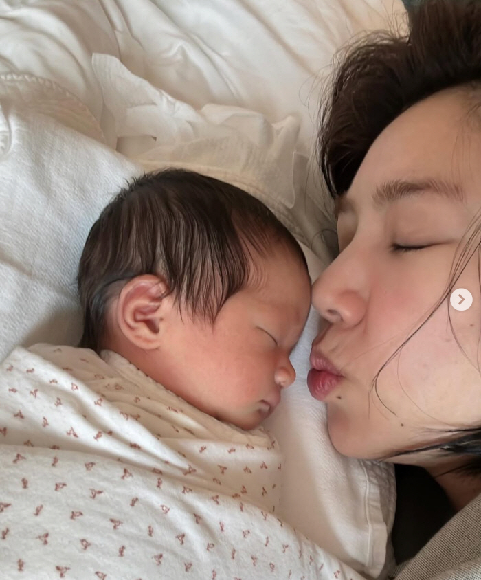 'Lee Kyu-hyuk ♥' Son Dambi is touched by her angelic sleeping daughter. So pretty