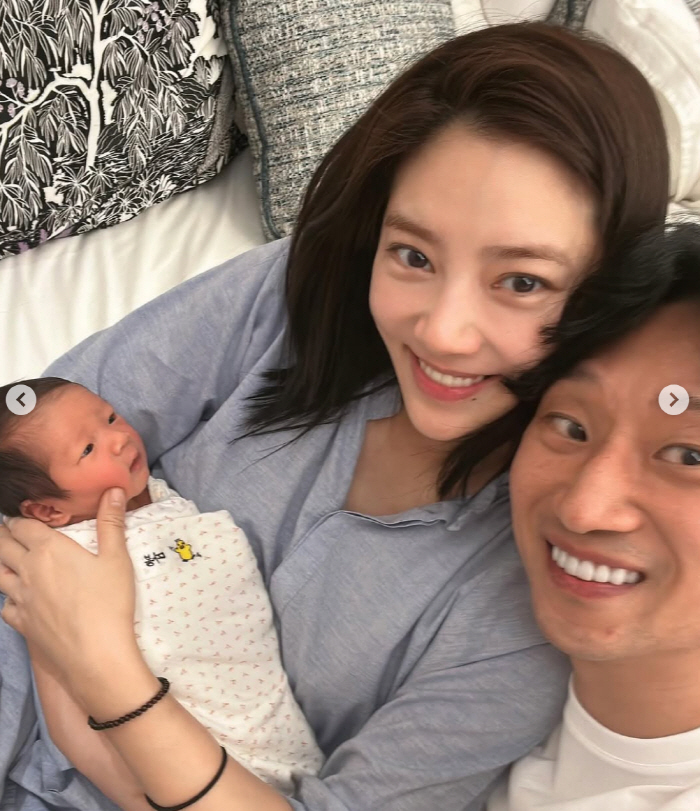 'Lee Kyu-hyuk ♥' Son Dambi is touched by her angelic sleeping daughter. So pretty