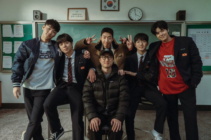Park Ji-hoon → Jo Jung-seok was a weak hero 2..In just three days, it's ranked No. 1 in the world, with 6.1 million viewers