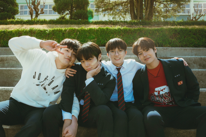 Park Ji-hoon → Jo Jung-seok was a weak hero 2..In just three days, it's ranked No. 1 in the world, with 6.1 million viewers