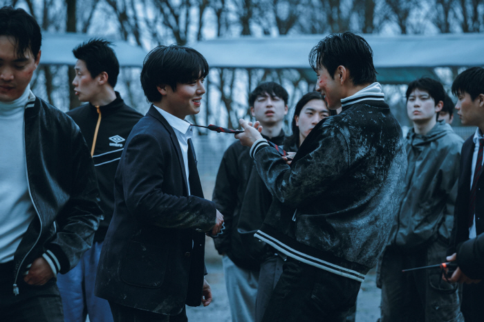 Park Ji-hoon → Jo Jung-seok was a weak hero 2..In just three days, it's ranked No. 1 in the world, with 6.1 million viewers