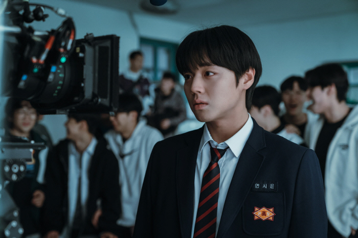 Park Ji-hoon → Jo Jung-seok was a weak hero 2..In just three days, it's ranked No. 1 in the world, with 6.1 million viewers