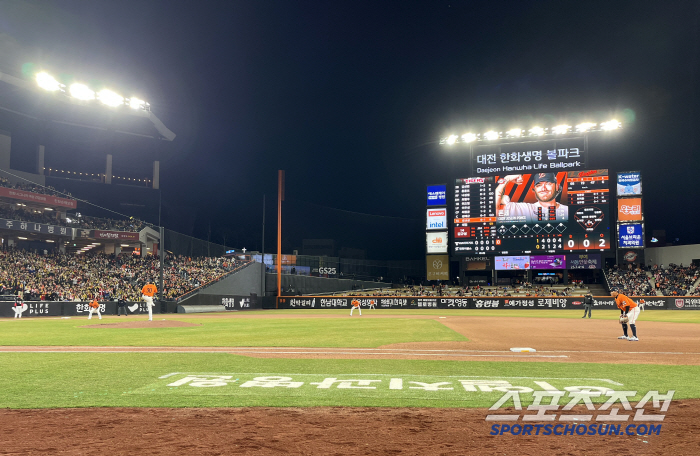 Sold out X9 Daejeon is 17,000 seats smaller than the new stadium. It's full again on weekdays. Nine games in a row, 13 games sold out. I can see the first million of Daejeon