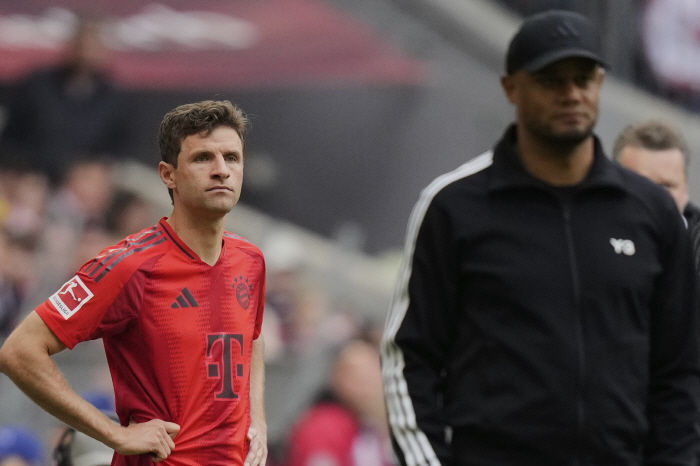 Bayern fans request permanent cancellation for a 17-year one-club man who played in 500 games for the second legend since Beckenbauer