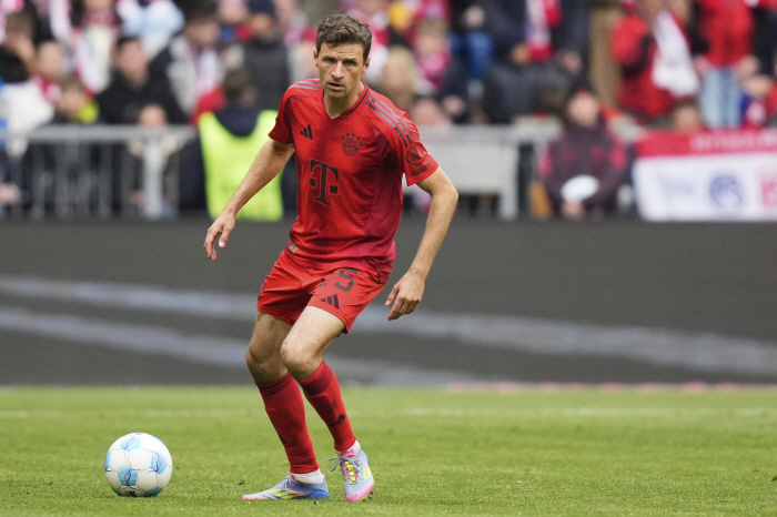 Bayern fans request permanent cancellation for a 17-year one-club man who played in 500 games for the second legend since Beckenbauer