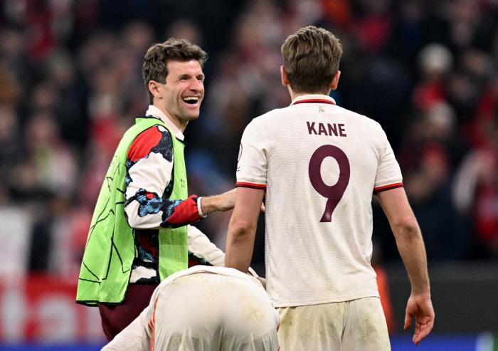 Bayern fans request permanent cancellation for a 17-year one-club man who played in 500 games for the second legend since Beckenbauer