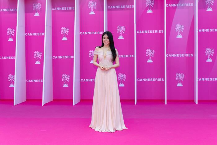 Cho Hye-jung stepped on the pink carpet as a member of the fairy family. It's like a dream and I'm so happy