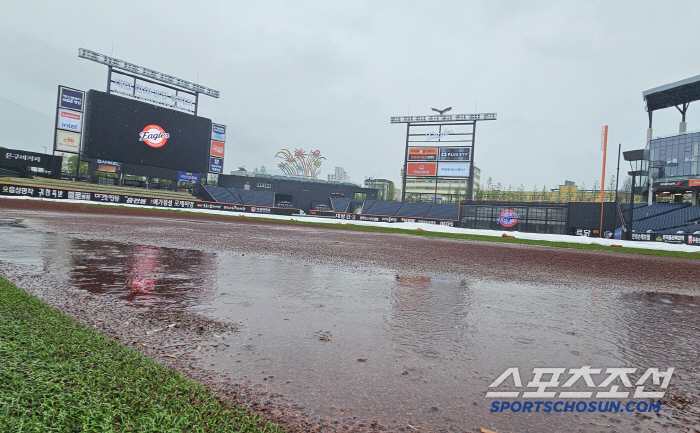 Daejeon's new stadium, which has already been filled with water due to heavy rain. Will it be held? Hanwha's Eom Sang-baek for the fourth consecutive win and LG's Son Joo-young for the fourth consecutive win (Daejeon site)