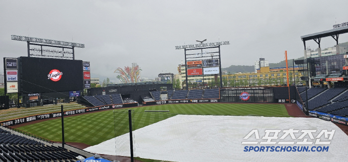 Daejeon's new stadium, which has already been filled with water due to heavy rain. Will it be held? Hanwha's Eom Sang-baek for the fourth consecutive win and LG's Son Joo-young for the fourth consecutive win (Daejeon site)