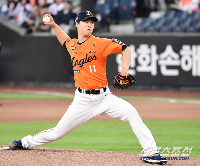 Daejeon's new stadium, which has already been filled with water due to heavy rain. Will it be held? Hanwha's Eom Sang-baek for the fourth consecutive win and LG's Son Joo-young for the fourth consecutive win (Daejeon site)