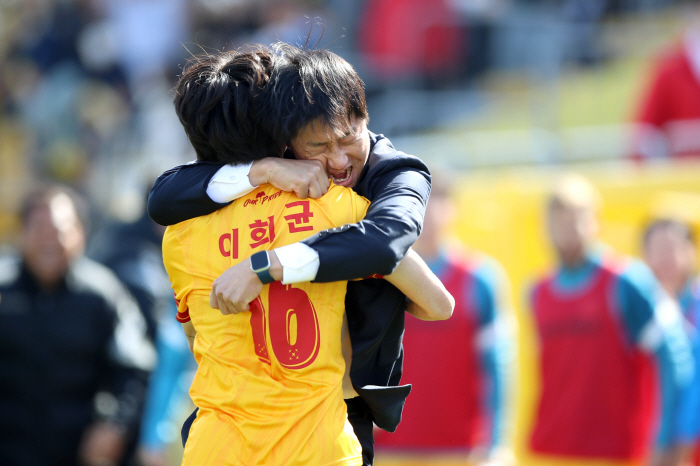 Director Lee Jung Hyo, the uniforms are different now Heo Yul → Lee Hee-kyun meets with his old teacher for the first time...Ulsan with no place to back down