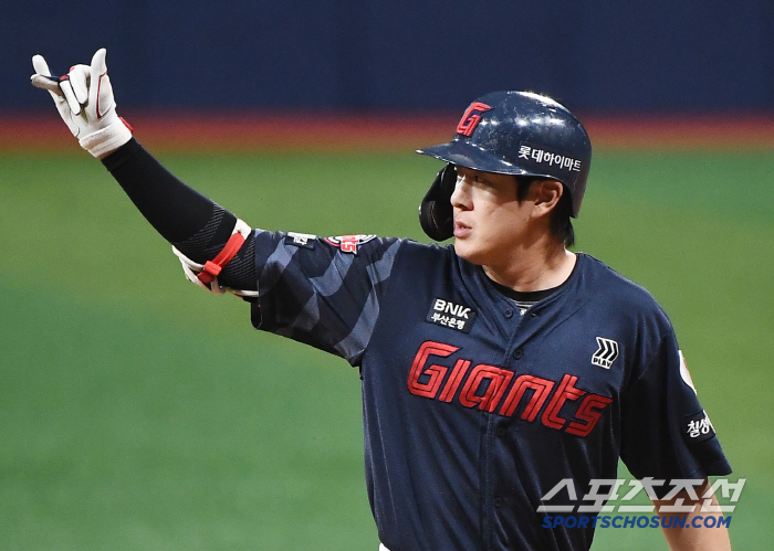 E! Lotte is different...It was the first time that the Kiwoom home game sold out for the first time this year. 16,000 seats have been sold out