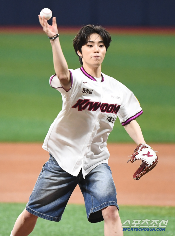 E! Lotte is different...It was the first time that the Kiwoom home game sold out for the first time this year. 16,000 seats have been sold out