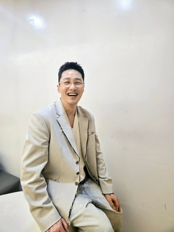 Hwang Dong-ju, 7 years older ♥ met Lee Young-ja..Boyfriend look that's younger than him