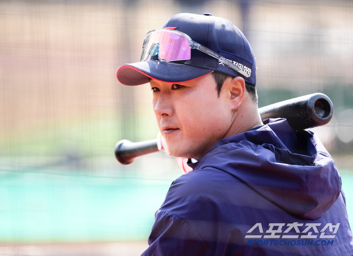 Jung Hoon, are you going to play shortstop? This is the first time I've heard...The reason why Kim Tae-hyung's eyes are round, the 38-year-old veteran's shining passion 