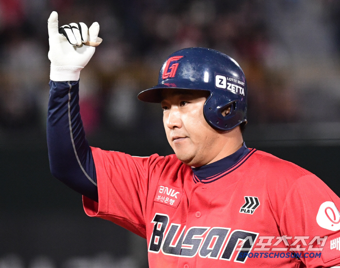 Jung Hoon, are you going to play shortstop? This is the first time I've heard...The reason why Kim Tae-hyung's eyes are round, the 38-year-old veteran's shining passion 