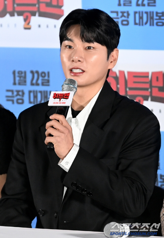 Lee Yi-kyung, the president of a large company, was a student of Geumsujeo..Live in Canada as a kid (Handsome Guys)