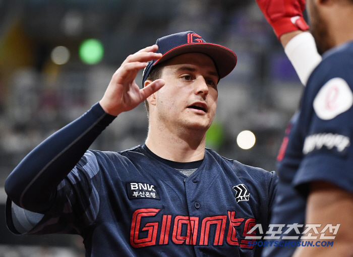 Lotte, the No. 1 player in April, won on the first day of May → Kiwoom sweeps three consecutive games! Davison's 7 scoreless innings 6K  Na Seung-yeop's final hit run 