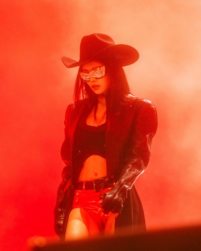 Jennie Shares Tearful Hug with Mom After Coachella Performance