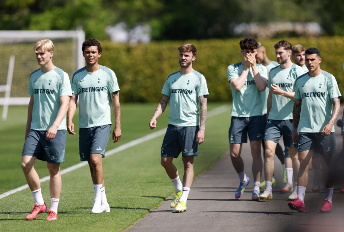  Son Heung-min is improving, but he has yet to return to the first leg of the Europa semifinals...Postecoglou confirms first question, misses 5 consecutive games
