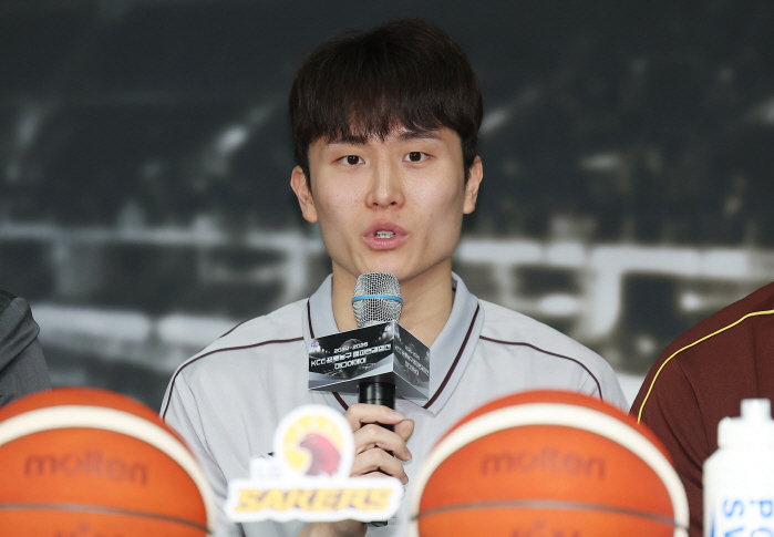 SK coach Jeon Hee-chul's 5th game vs LG coach Cho Sang-hyun's 6th game for the first time to win the championship