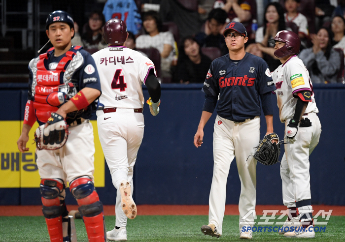 Park Se-woong, an angry glasses ace, is on fire after throwing his face into the glove and roaring only 5 innings