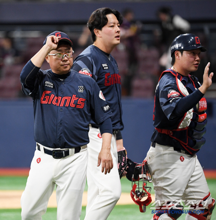 Park Se-woong, an angry glasses ace, is on fire after throwing his face into the glove and roaring only 5 innings