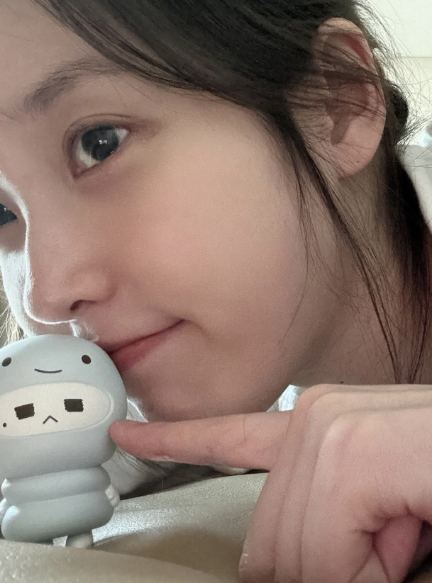  IU, such a great selfie comprehensive gift set..Pretty, innocent, cute and everything