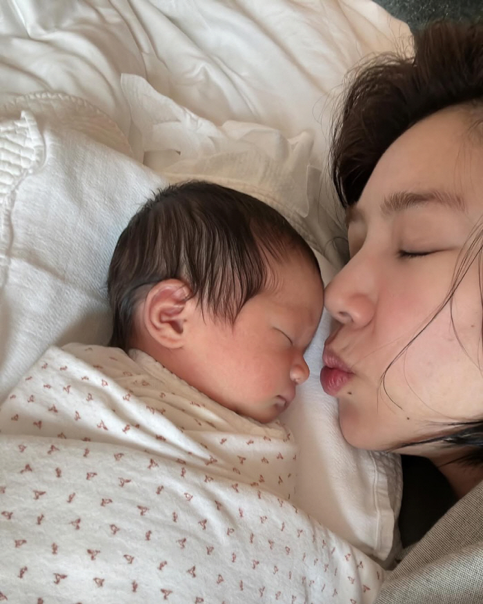 Son Dambi, the swelling is gone after 3 weeks of giving birth..40 minutes of walking with leggings on