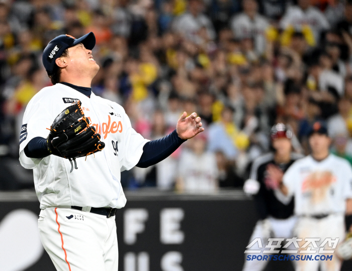 What is Ryu Hyun-jin's solution to the bases loaded, 3B0S, and pushing crisis? Even if you get a home run, it's Ryu Hyun-jin in the middle. It's too early for PS possibilities after 18 years