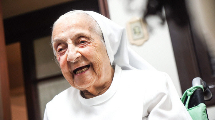 World's Oldest Sister Cannabajo Dies at 116 Years Old...115-Year-Old Englishman's title