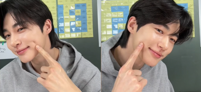 Byeon Wooseok Celebrates 1 Million Weverse Fans with Live Broadcast 