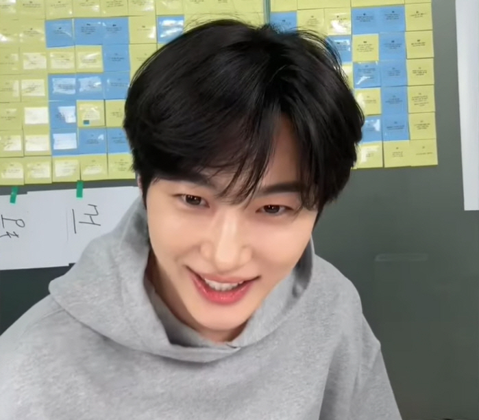 Byeon Wooseok Celebrates 1 Million Weverse Fans with Live Broadcast 