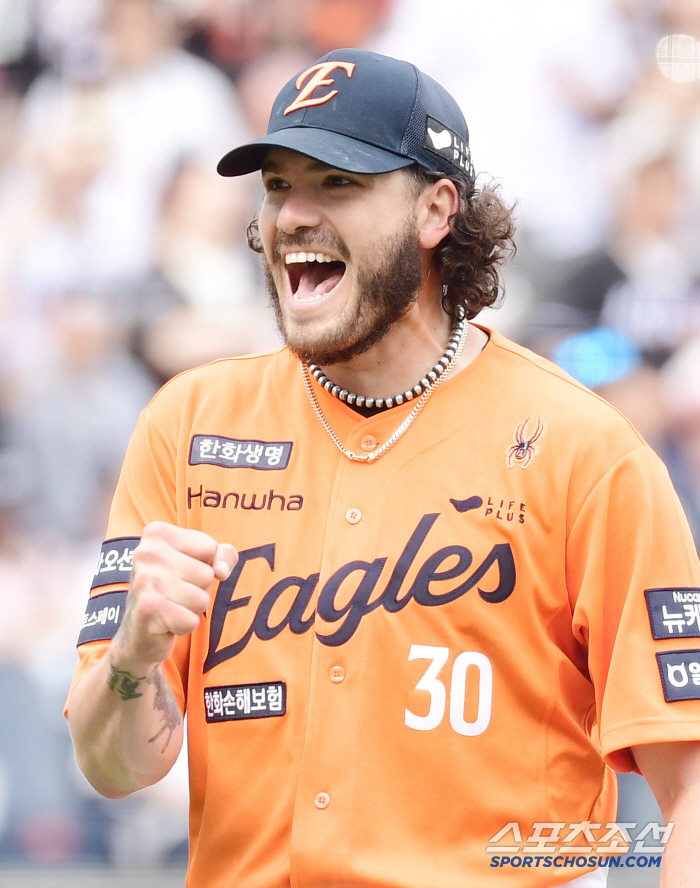 Hanwha X Lotte, the No. 1 monthly player, and MVP is also the Bird Alliance Big Bang?...Ponce → Park Sewoong was named. 