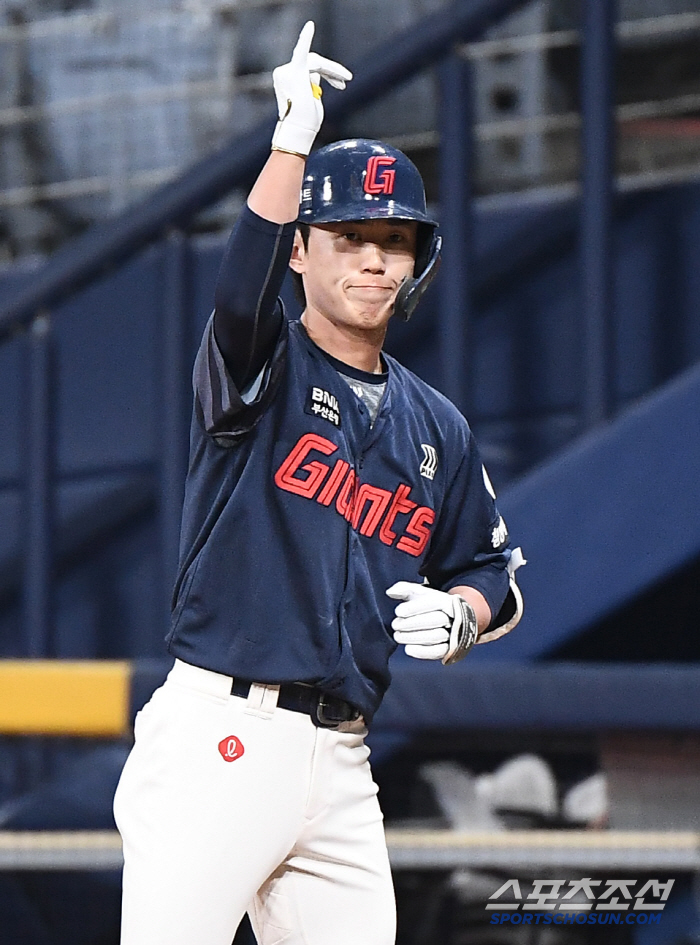 Hanwha X Lotte, the No. 1 monthly player, and MVP is also the Bird Alliance Big Bang?...Ponce → Park Sewoong was named. 