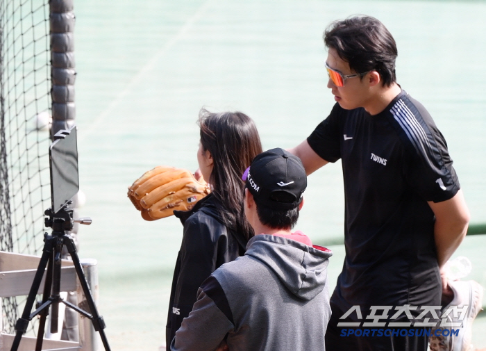 I'm Laughing Thanks to Chan Kyu. Will LG in May be able to smile?