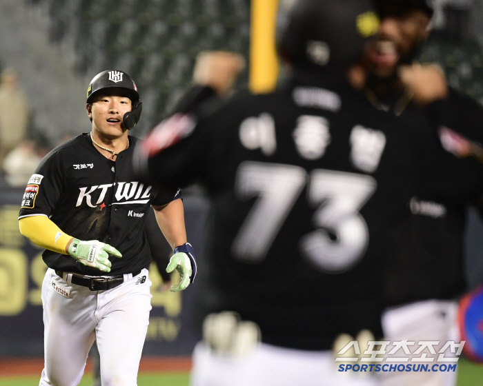 Kim Taek-yeon's 150km fastball and a real sword fight → Bang with a 171km  129m home run! It was a confidence battle with 10 fastballs 