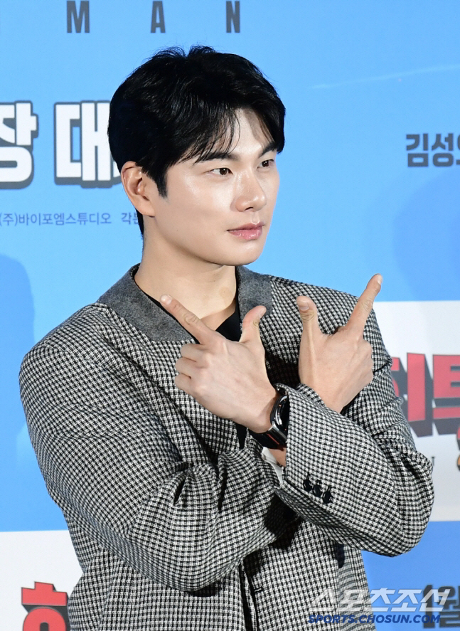 Lee Yi-kyung, you said you were in 500 million debt..My father boasts of being the president of LG and living in Canada