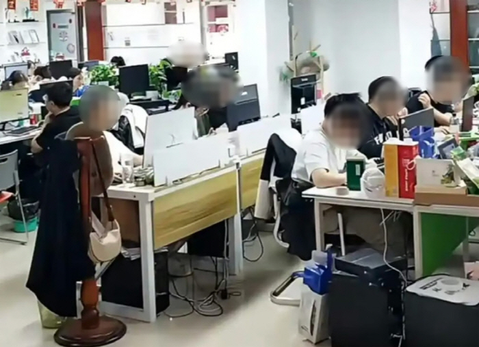 A live broadcast of employees working on holidays...Controversy to win customer trust