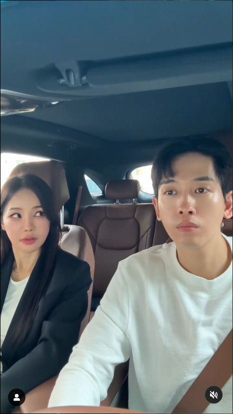 Mina is 17 years younger ♥ MY LOVE2 in Ryu Philip's cell phone...There's nothing to say about divorce