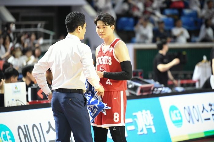 MVP, SK manager Jeon Hee-chul, who bowed his head despite his fighting spirit of injury, embraced Ahn Young-joon warmly