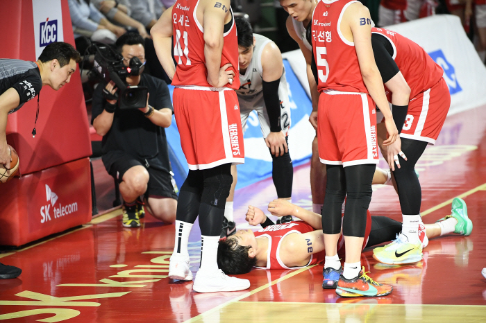 MVP, SK manager Jeon Hee-chul, who bowed his head despite his fighting spirit of injury, embraced Ahn Young-joon warmly