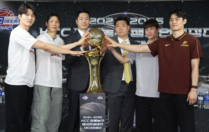 MVP, SK manager Jeon Hee-chul, who bowed his head despite his fighting spirit of injury, embraced Ahn Young-joon warmly