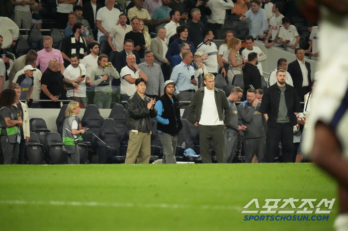  POSTECH coach Son Heung-min is in personal training on the grass. You have to watch him play on Thursday