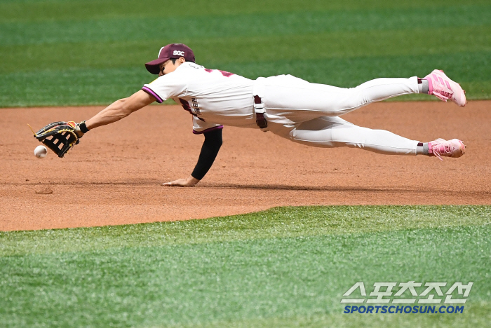The third baseman, who gave a knee kick to the cheeky Ma Huang's hip, tormented the team's loss 80% of the time