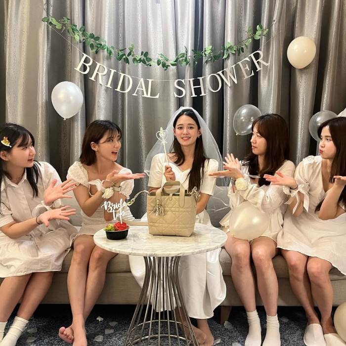 Thirteen siblings, eldest daughter, male purple, bungeo-ppang sisters and bridal shower..five identical sisters